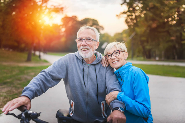 felice coppia anziana in bicicletta  - Foto, immagini