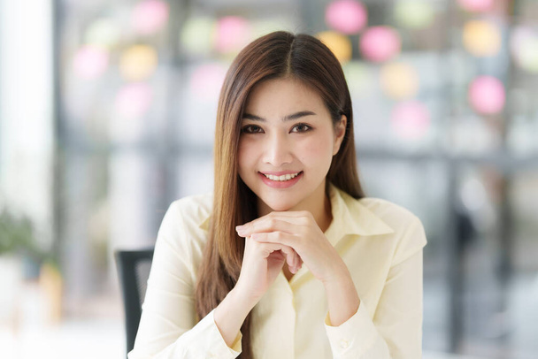 Sorrindo de alegre bonita bonita negócio mulher asiática. - Foto, Imagem