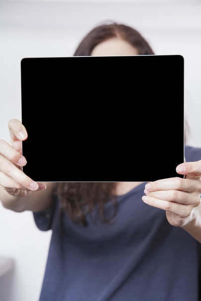 mulher camisa azul mostrando tablet tela
 - Foto, Imagem