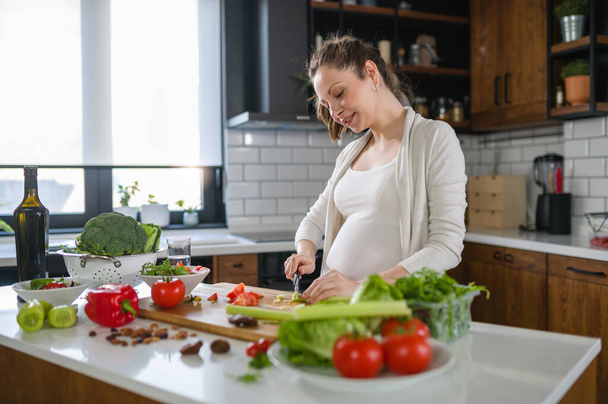 Mulher grávida bonita na cozinha
 - Foto, Imagem