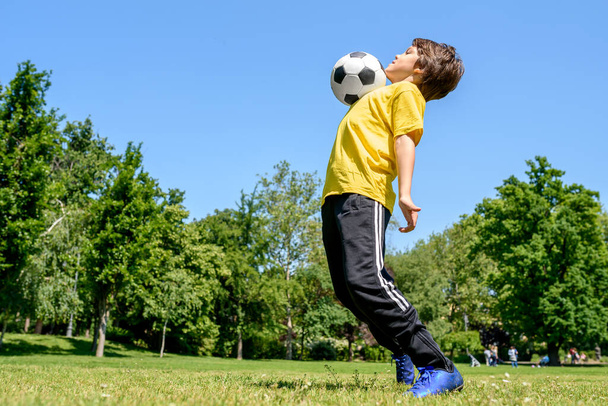 malý chlapec fotbalista na hřišti  - Fotografie, Obrázek
