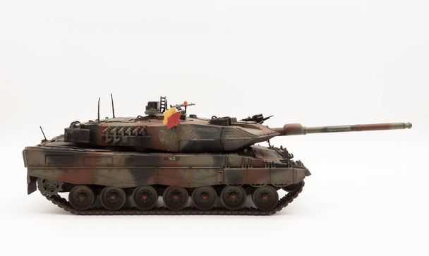 Serbatoio da battaglia principale tedesco Leopard 2A6 1 modello in scala 35 - Foto, immagini