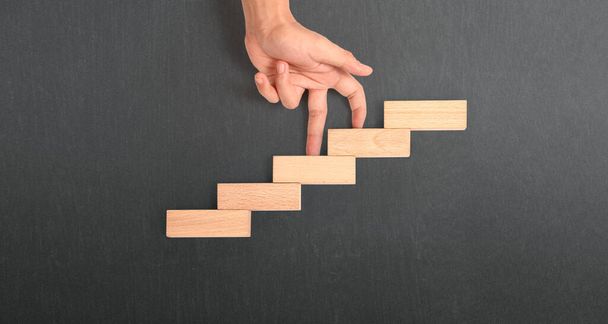 Comparación de mano persona escalando una escalera de juguete madera - Foto, Imagen