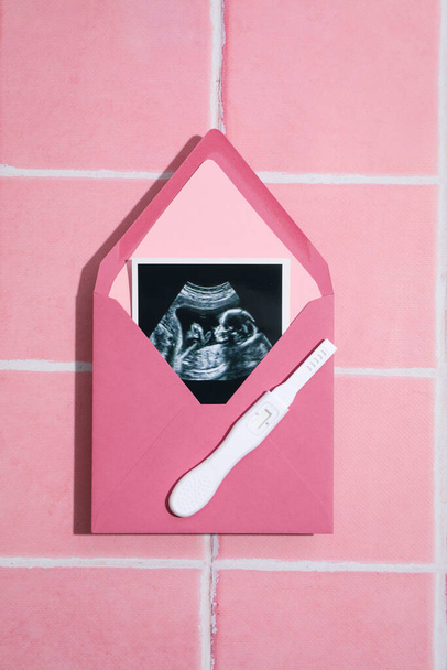 Konzept von Schwangerschaft und Mutterschaft, Draufsicht - Foto, Bild