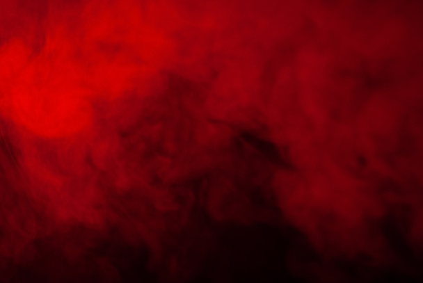 Hátborzongató fekete háttér hullámzó vörös füst - Fotó, kép