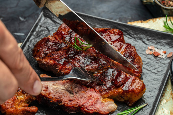 steaks de porc grillés, cou de porc avec des herbes et des épices sur la poêle à griller, menu du restaurant, régime, livre de cuisine lieu de recette pour le texte. - Photo, image