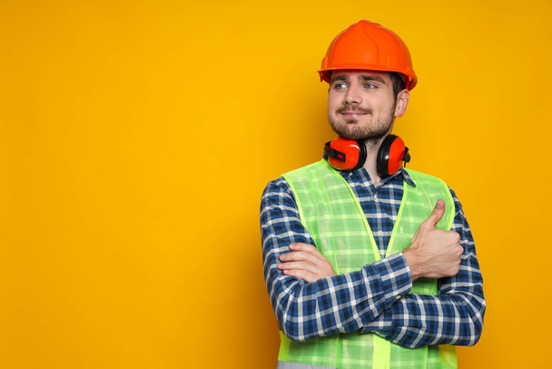 Egy fiatal mérnök biztonsági kalapban. - Fotó, kép