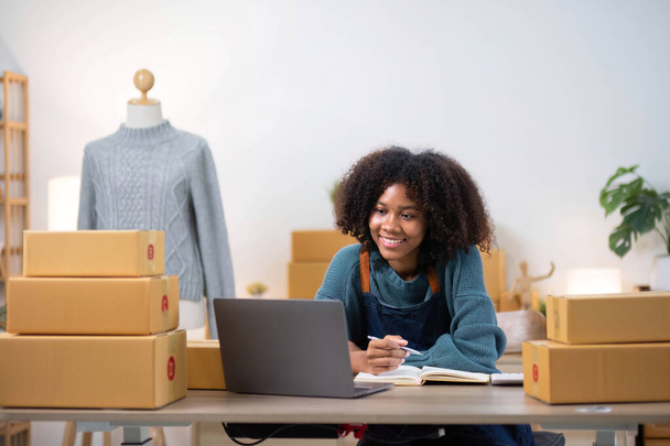 Young woman freelancer sme business online shopping look at camera with cardboard box on table at home - Business online shipping and delivery concept.. - Valokuva, kuva