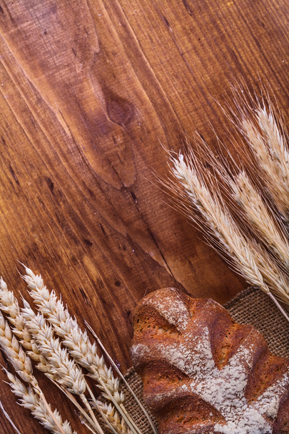 loaf of bread and wheat ears - Fotografie, Obrázek