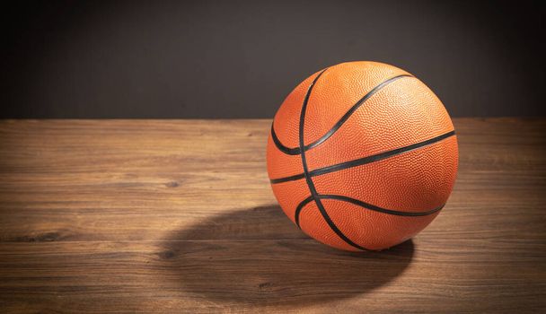 Баскетбольный мяч на деревянном столе. - Фото, изображение