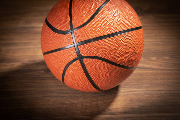 Баскетбольний м'яч на дерев'яному столі
. - Фото, зображення