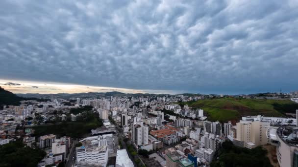 Dunkler bewölkter Himmel im Zeitraffer der Regenzeit in der Stadt Juiz de Fora, Brasilien - Filmmaterial, Video
