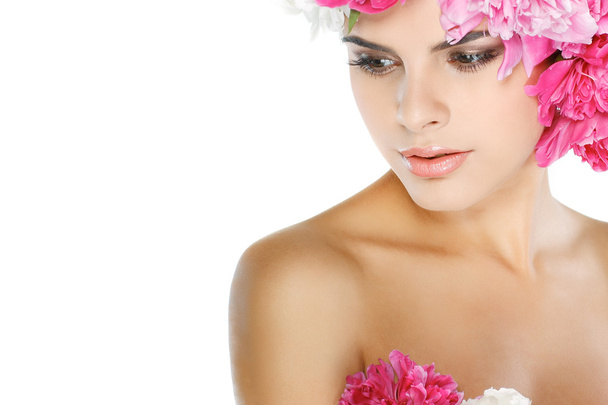 Beautiful young girl with pink flowers - Foto, imagen