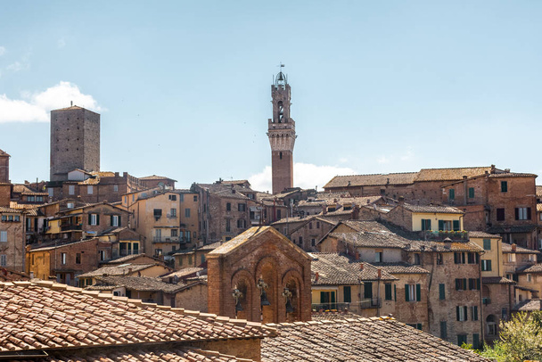 イタリア、トスカーナの市庁舎とシエナの歴史的中心部の都市景観 - 写真・画像