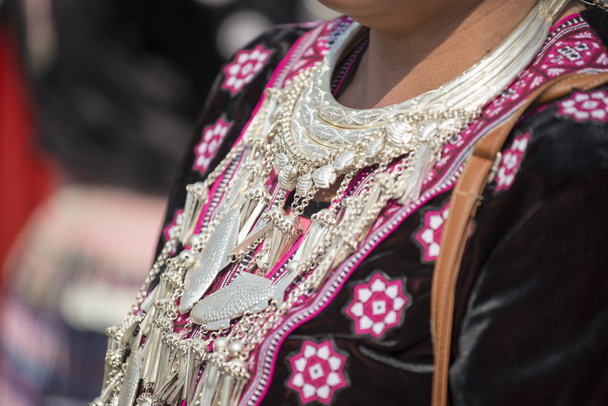 Tradycyjne stroje i biżuteria srebrna Muser hill Tribe. - Zdjęcie, obraz