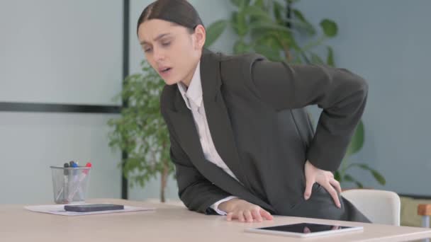 Νεαρή επιχειρηματίας με πόνο στην πλάτη κάθεται στο γραφείο - Πλάνα, βίντεο