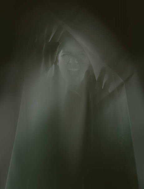 ¿Tú crees? Una aparición fantasmal de una mujer aislada sobre un fondo negro - Foto, imagen
