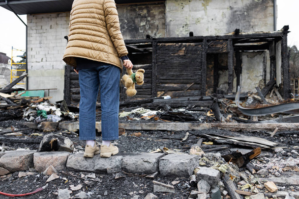 un bombardero ruso lanzó bombas sobre una casa civil en Kiev, Ucrania. Guerra en Ucrania. casa destruida por la guerra.  - Foto, Imagen