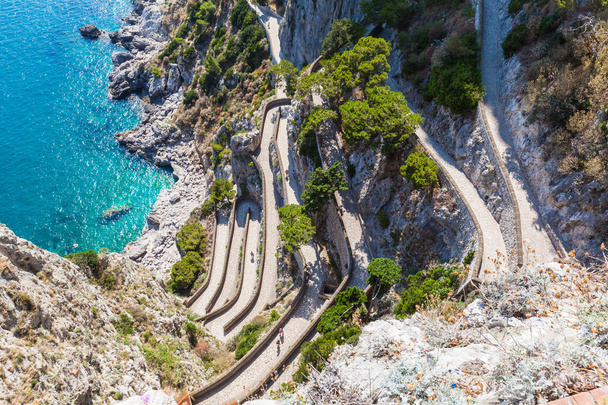 Carretera sinuosa en la isla de Capri
 - Foto, imagen