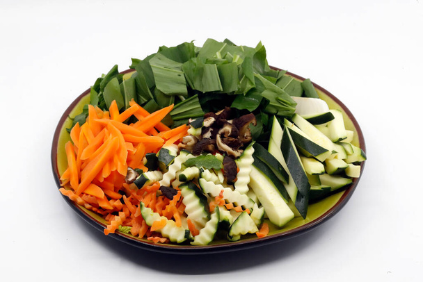 Vietnamesisches Essen. Teller mit frischem Gemüse vorhanden. Frankreich.  - Foto, Bild