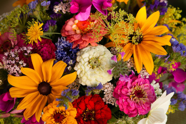 Kleurrijk bloemboeket met veel verschillende zomerbloemen - Foto, afbeelding