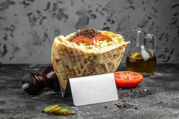 kebab sandwich with juicy cutlet and vegetables. fast food. - Foto, Imagem
