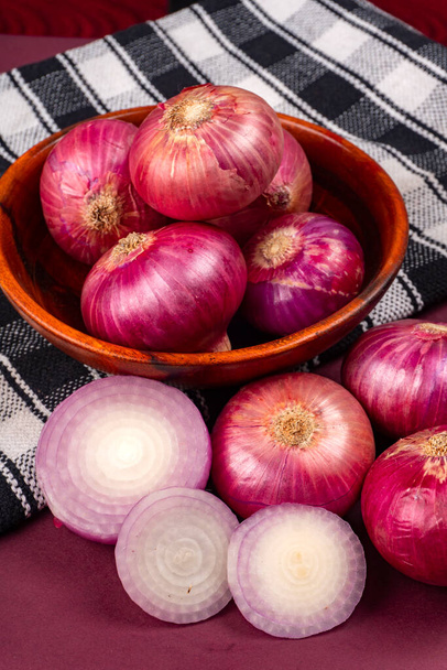 Zwiebeln in Schale und auf violettem Hintergrund - Foto, Bild