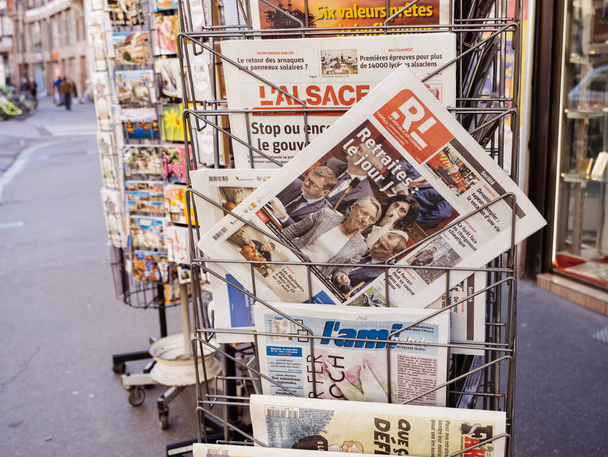 Pariisi, Ranska - maaliskuu 20, 2023: Lehdistökioski, jossa on useita ranskalaisia sanomalehtiä, joissa on Elisabeth Borne ja Ranskan hallituksen haluama eläkeuudistus, joka nostaisi eläkeikää - Valokuva, kuva