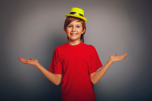 підліток хлопчик європейських появи в жовті капелюхи поширення його ar - Фото, зображення