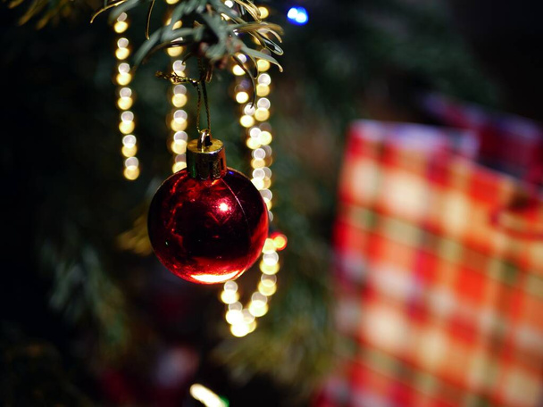 Adornos de Navidad bauble en árbol festivo tiro medio enfoque selectivo - Foto, imagen