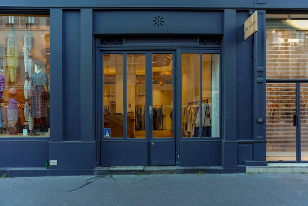 03/03/2023 - facade parisienne typique , vitrine de magasin et devanture commerciale francaise , boutique europeenne ancienne - Фото, зображення