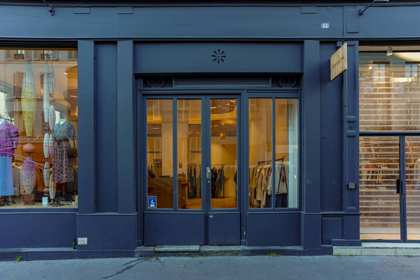 03 / 03 / 2023 - façade parisienne typique, vitrine de magasin et devanture commerciale francaise, boutique europeenne ancienne - Photo, image