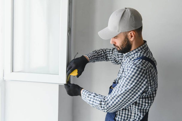 Construction worker installing window in house. - Foto, Imagem