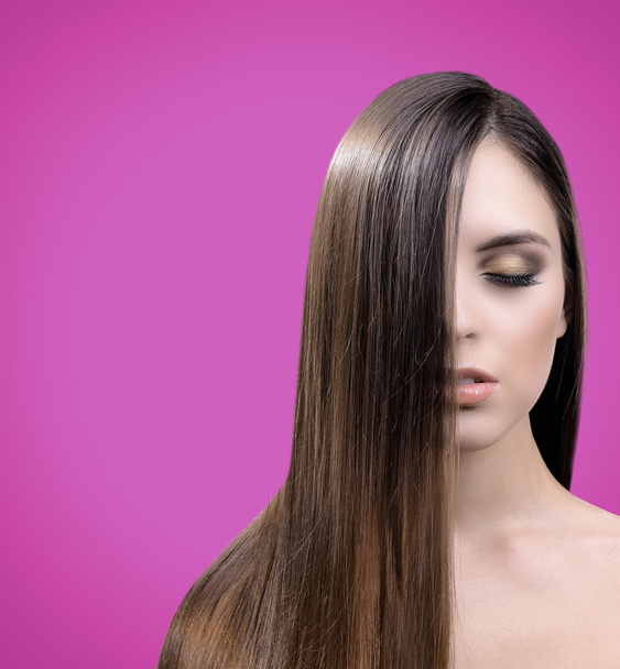 Красива молода жінка з довгим волоссям на фіолетовому фоні
 - Фото, зображення