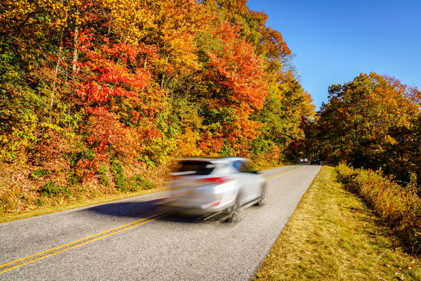 Guida panoramica su Blue Ridge Parkway in North Carolina in autunno - Foto, immagini