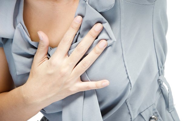Nahaufnahme Frau mit Brustschmerzen Herzinfarkt   - Foto, Bild