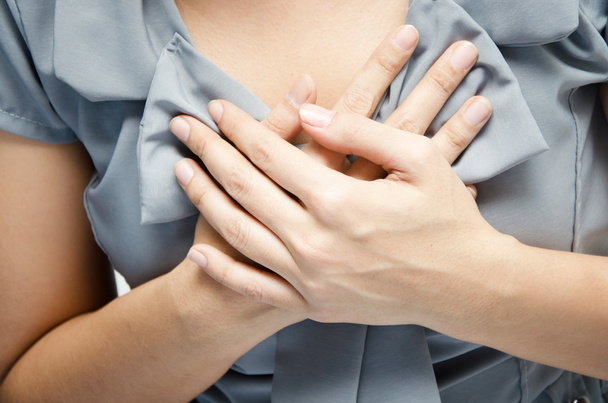  uzavřít se žena s bolestí na hrudi bolest prsu - Fotografie, Obrázek