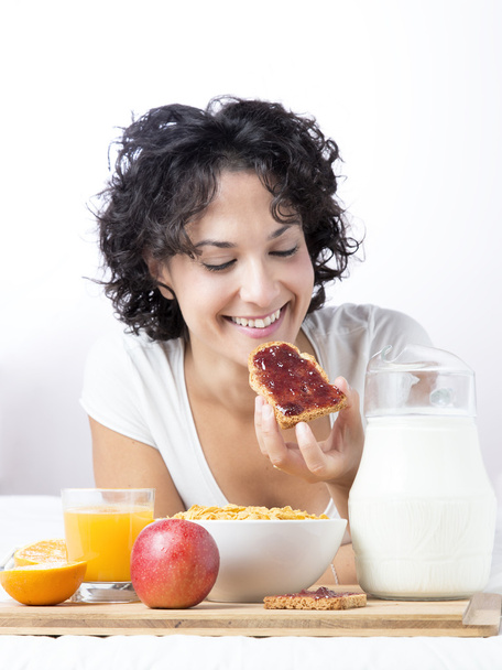 Vrouw jam toast eten voor een gezond ontbijt op witte achtergrond - Foto, afbeelding