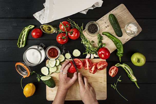 A salada ilustrada é uma salada vegetal mista muito típica da cozinha aragonesa. Esta salada é composta por vários ingredientes que são alface, tomate, cebola, atum em óleo - Foto, Imagem