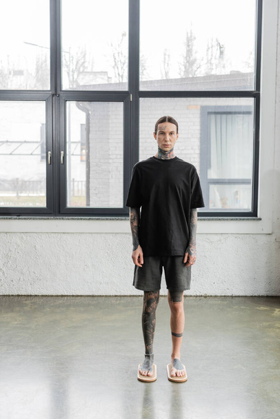 paljain jaloin mies tatuoitu jalat seisoo sadhu kynsilautaa jooga studio  - Valokuva, kuva