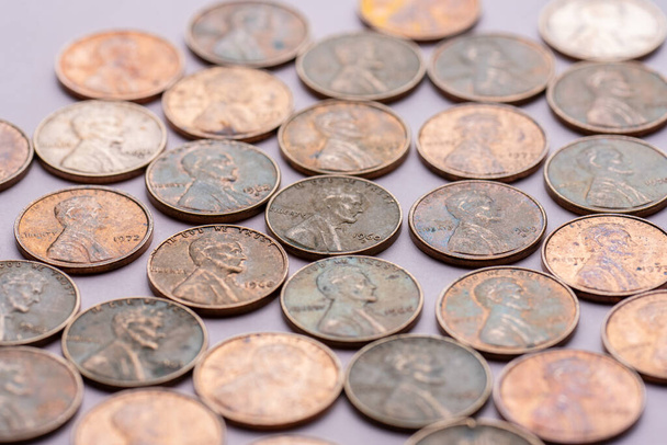 Stare monety centów na fioletowym tle. - Zdjęcie, obraz