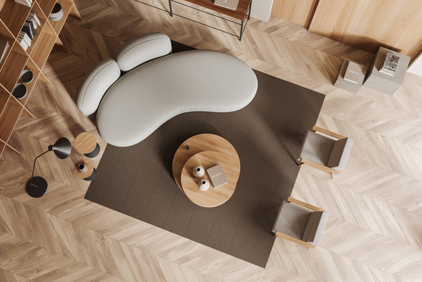 Вид зверху на бежевий прохолодний інтер'єр з диваном і двома кріслами, полиця і журнальний столик з прикрасою, килим на дерев'яній підлозі. 3D візуалізація
 - Фото, зображення
