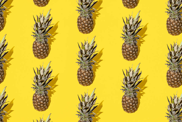 Ananas op een gele achtergrond. Minimaal en modern design en patroon. - Foto, afbeelding