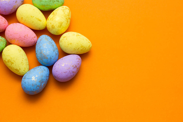 Feliz Pascua. Huevos de Pascua en el color Fondo - Foto, Imagen
