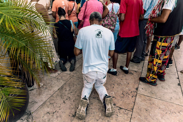 Сальвадор, Баїя, Бразилія - 8 грудня 2022 р.: тисячі католиків беруть участь у відкритій месі на честь Носса Сенора да Консекао да Прая, в місті Сальвадор, Баїя.. - Фото, зображення