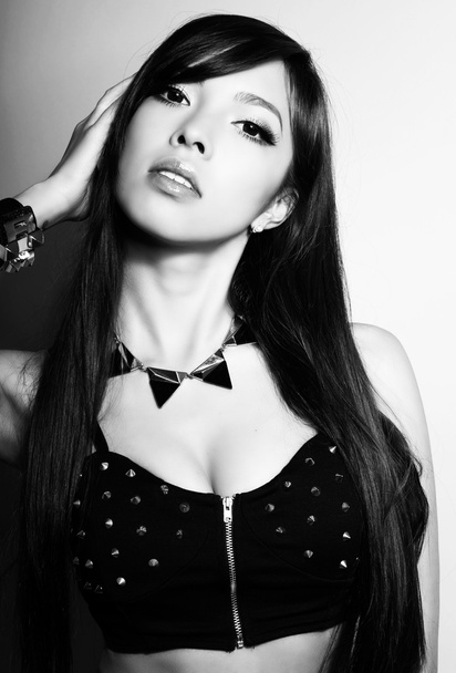 Nuori kaunis aasialainen nainen täydellinen iho ja kaunis meikki ja ruskeat hiukset
 - Valokuva, kuva