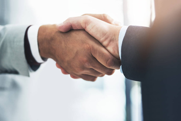 And just like that, the deal is struck. two unrecognizable businessmen shaking hands after making a deal in the office - Foto, immagini