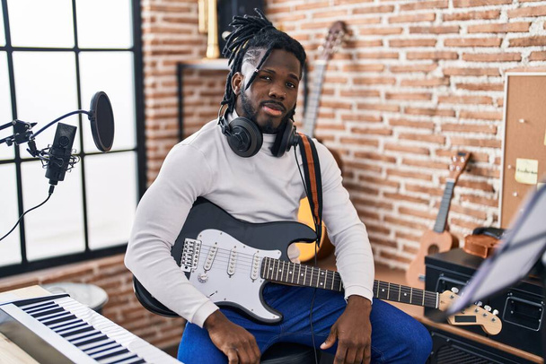 Afroamerikanische Künstlerin spielt E-Gitarre im Musikstudio - Foto, Bild