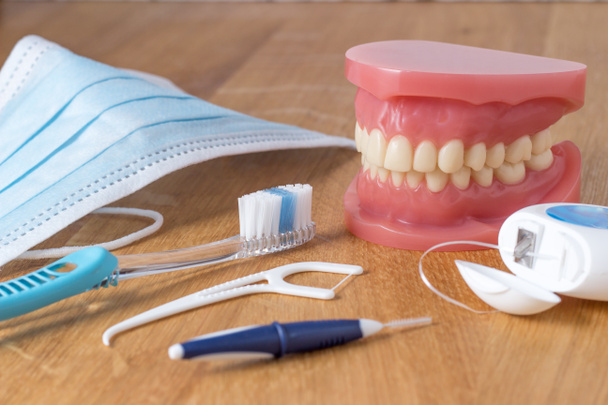 Aantal valse tanden met het schoonmaken van gereedschappen - Foto, afbeelding