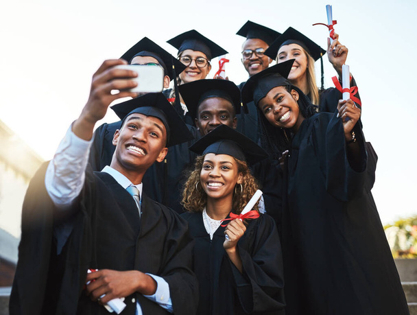 Diplômé de l'université des selfies. un groupe d'étudiants prenant un selfie le jour de la remise des diplômes - Photo, image
